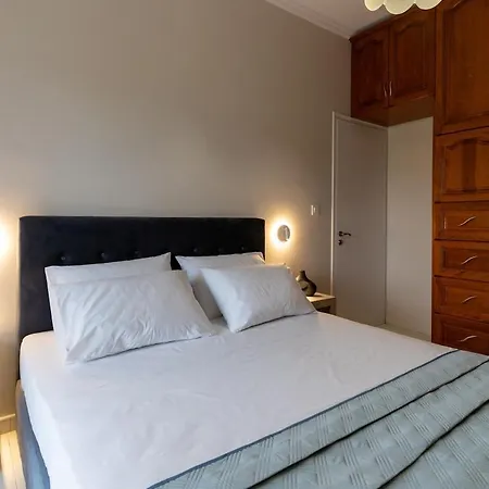 Superior Three Bedroom Apartment *